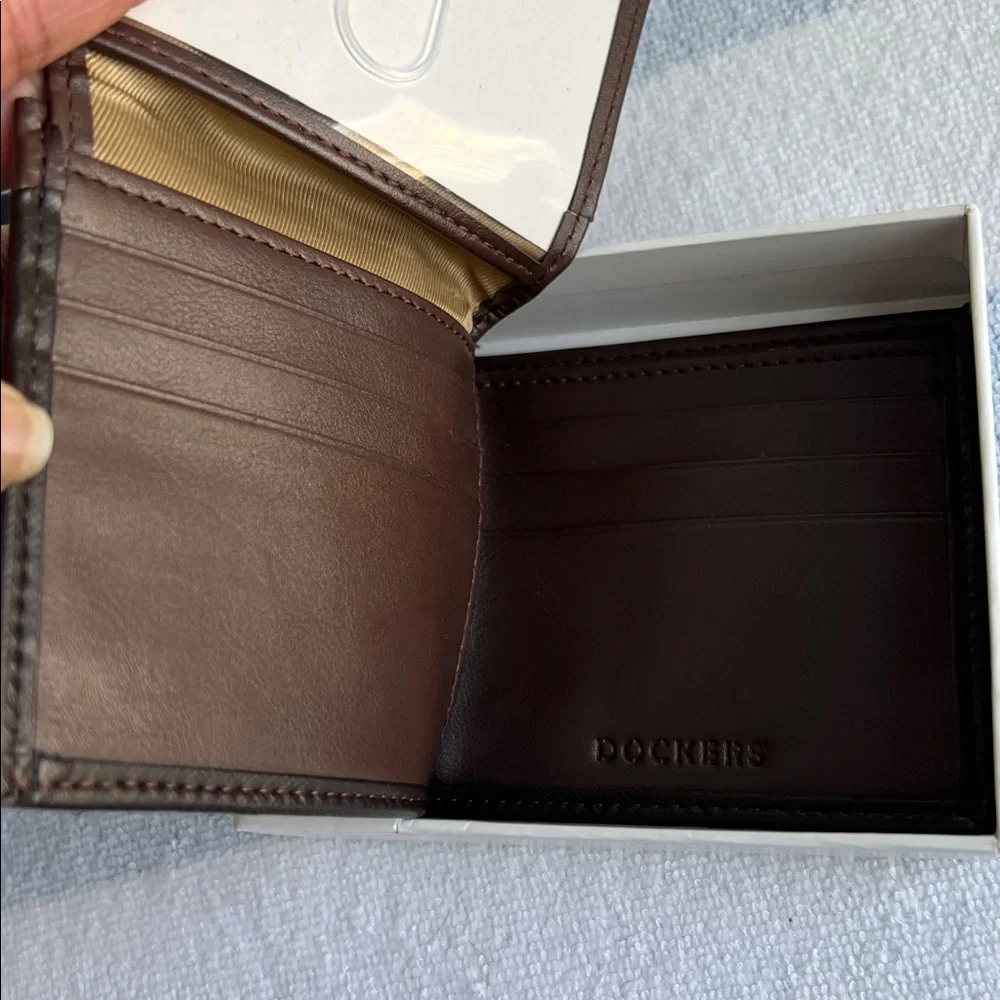NWT Dockers‎ Men's Handcrafted Brown Bifold Wallet In Box